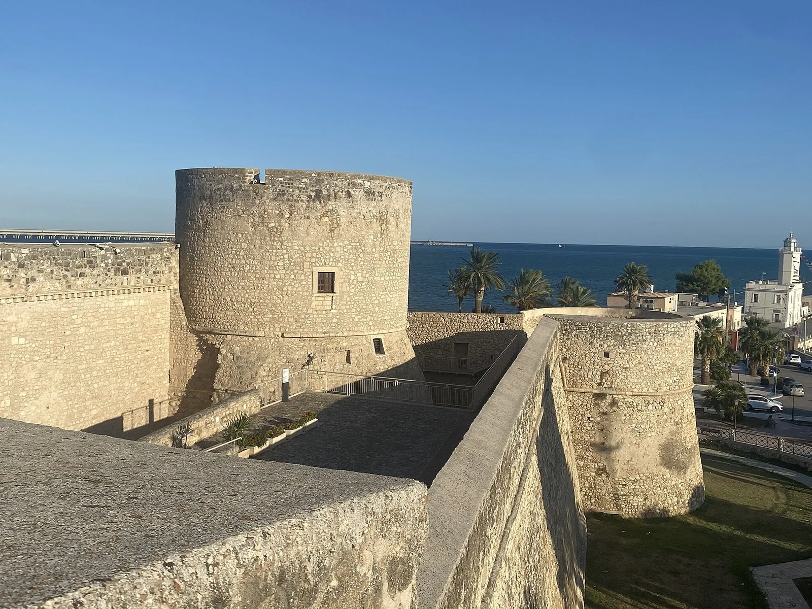 Le mura e le torri circolari del Castello Svevo Angioino di Manfredonia viste dall'esterno.