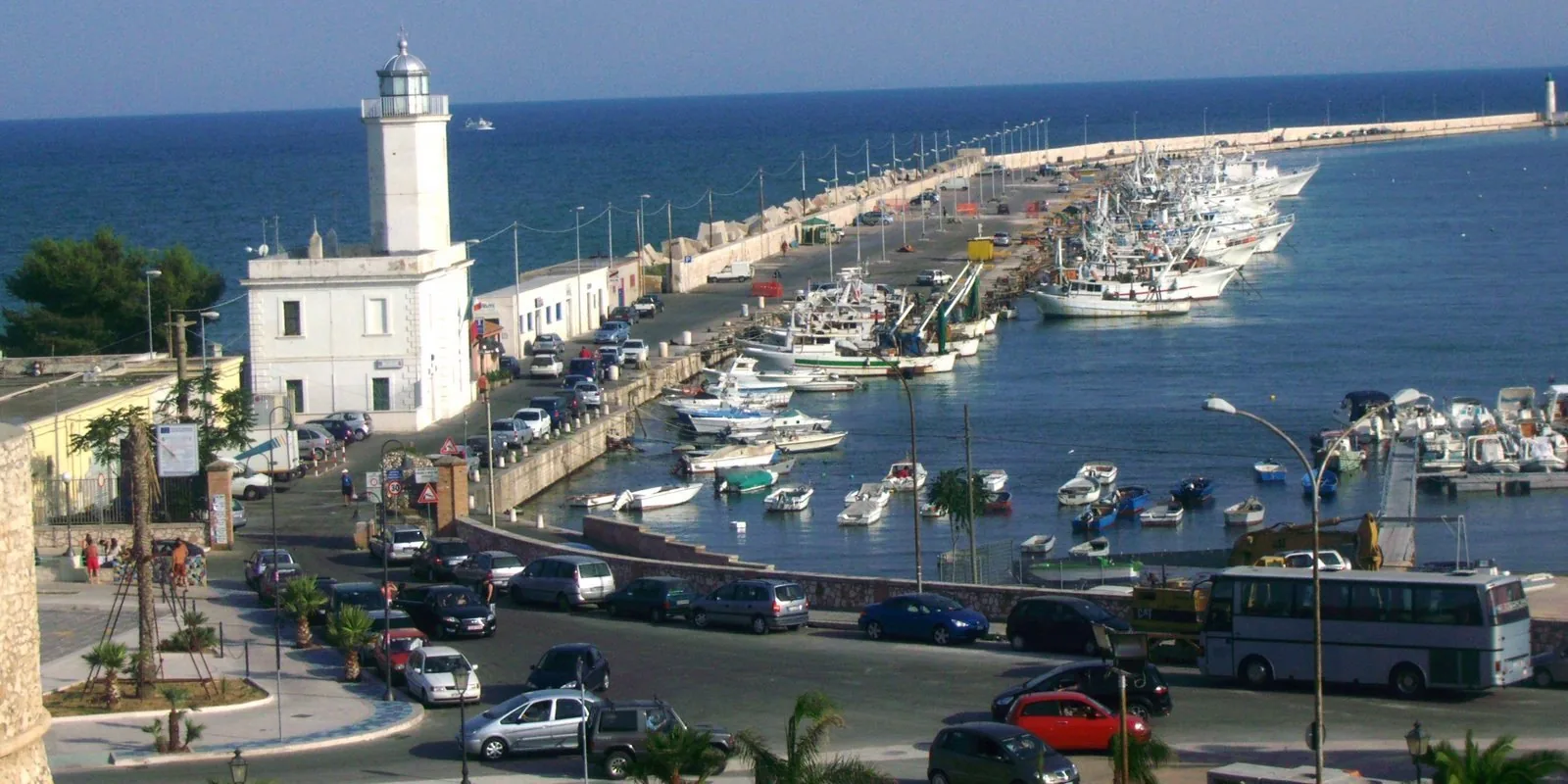 Barche da pesca ormeggiate nel porto di Manfredonia, sul golfo del Gargano.