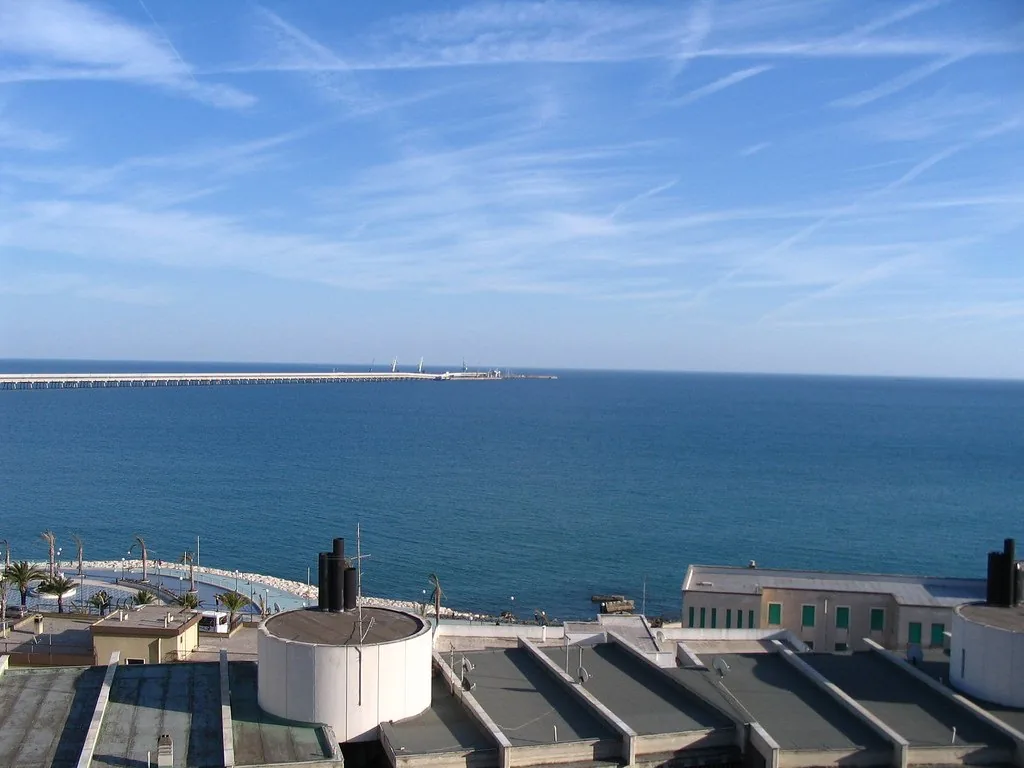 Il lungomare di Manfredonia affacciato sul golfo, con la passeggiata e le palme.