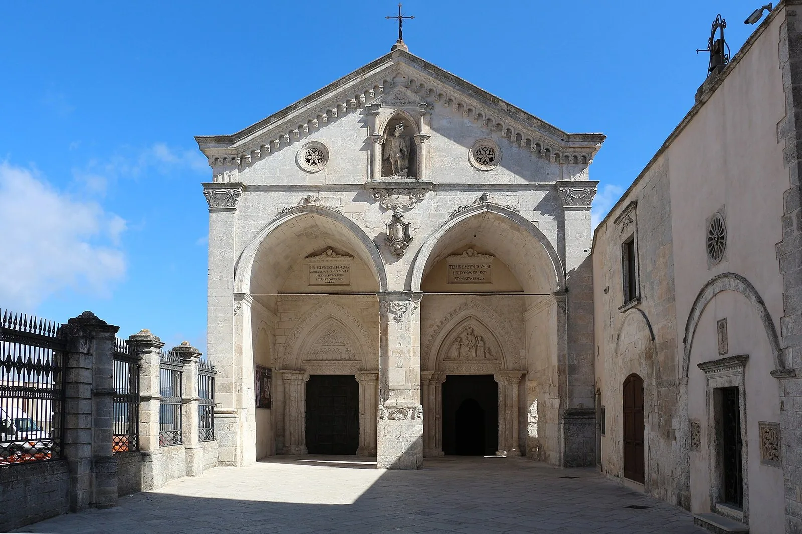 Il campanile ottagonale e l'ingresso del Santuario di San Michele Arcangelo a Monte Sant'Angelo.