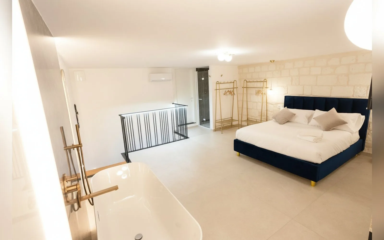 ROOM ESTATE &mdash; foto 1